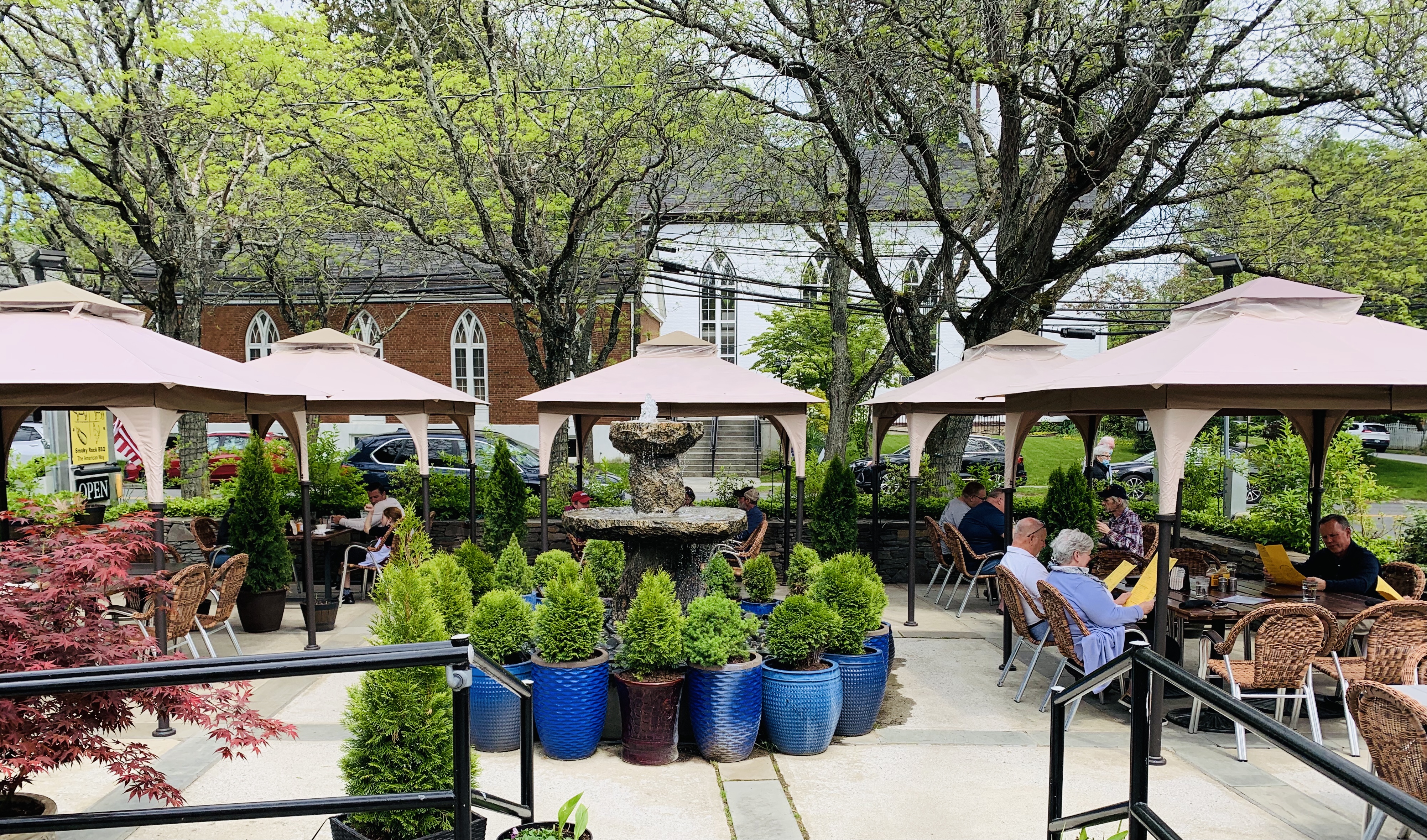 Smoky Rock BBQ patio seating with guests under the trees
