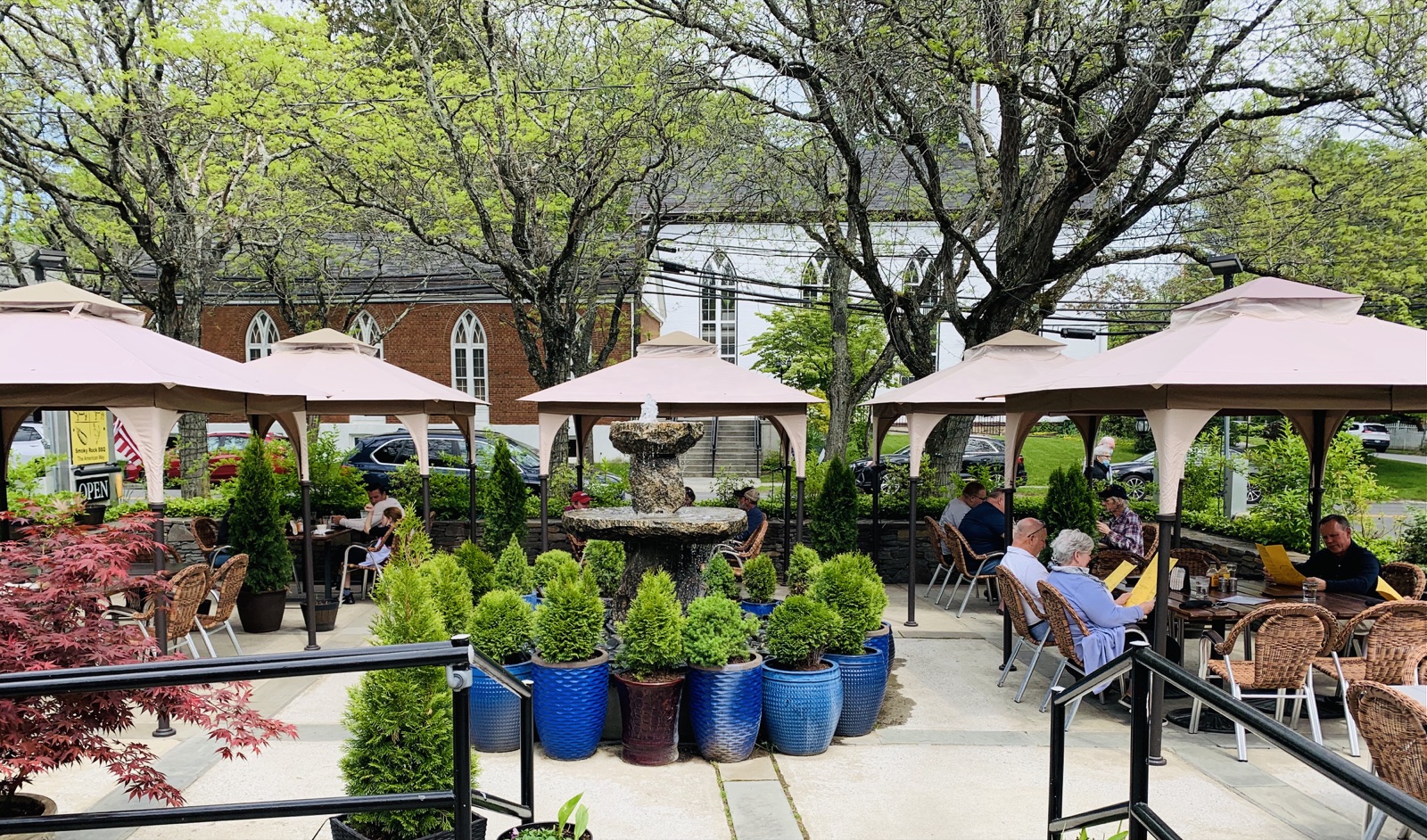 Smoky Rock BBQ patio seating with guests under the trees